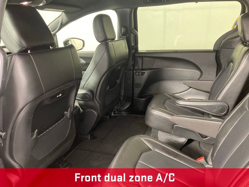 Used 2025 Chrysler Pacifica Select FWD image 16