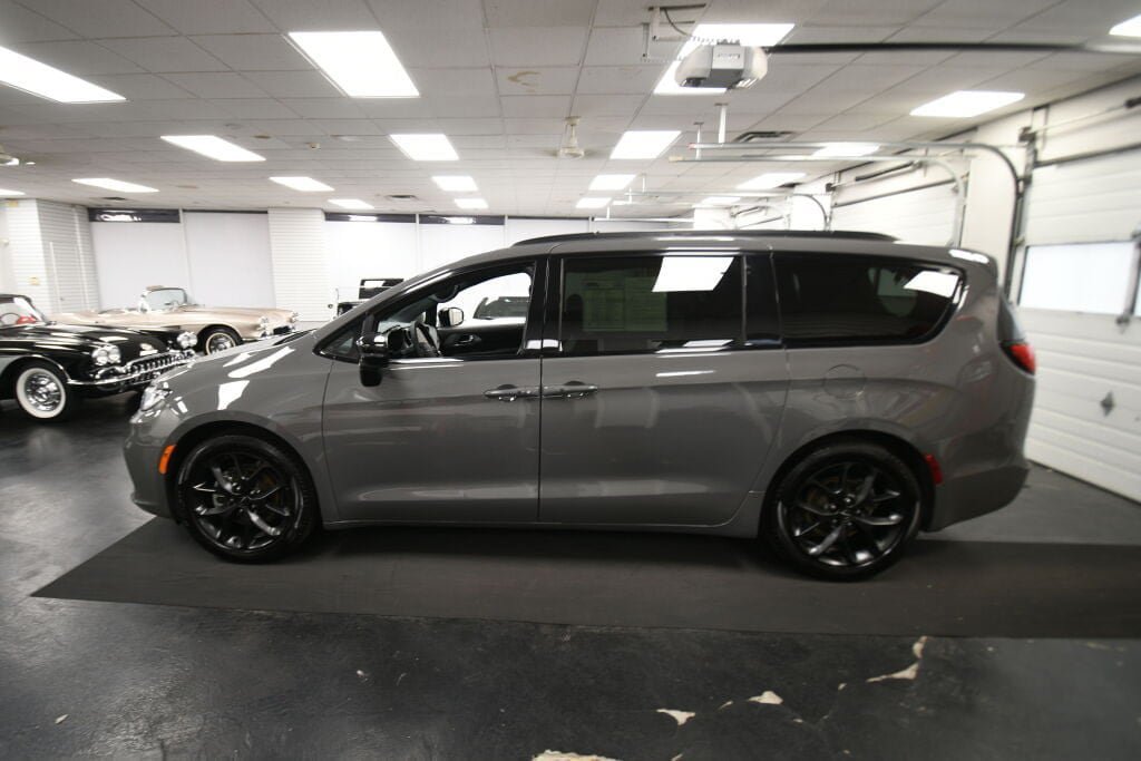 Used 2025 Chrysler Pacifica Limited FWD image 5