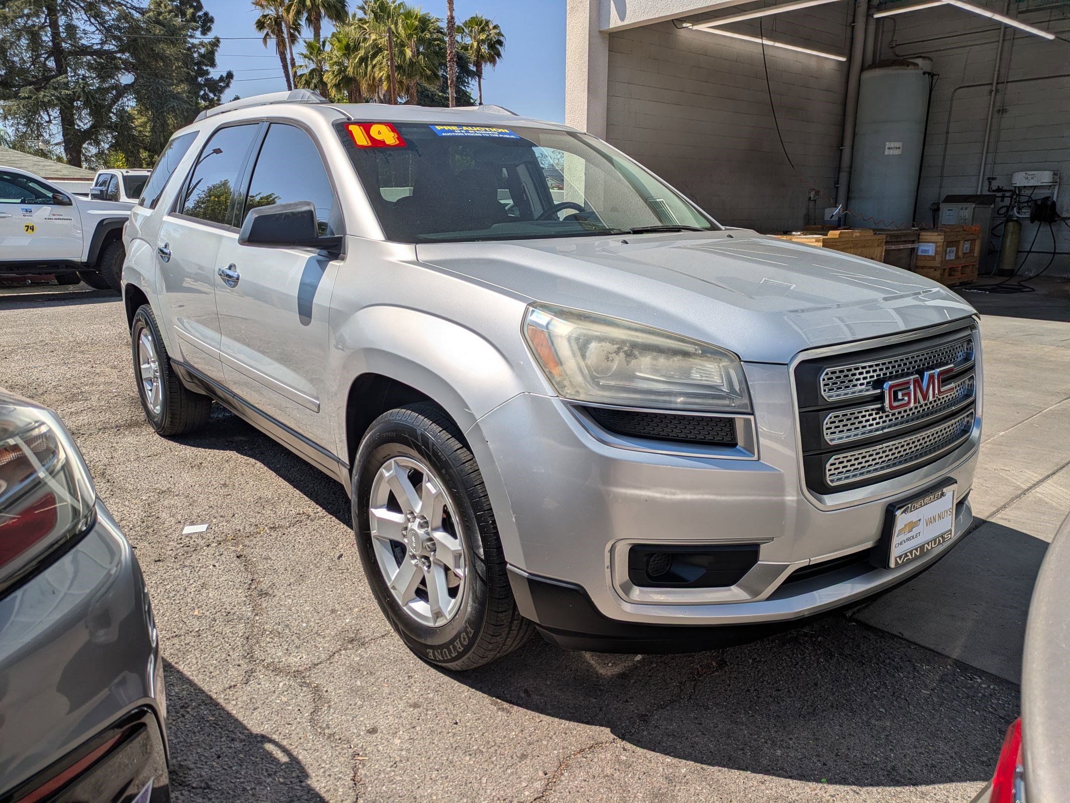 Used 2014 GMC Acadia SLE image 2