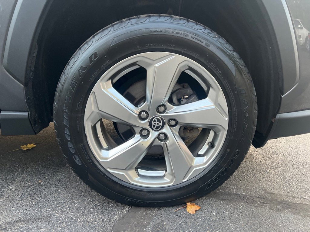 Used 2021 Toyota RAV4 XLE Premium image 39