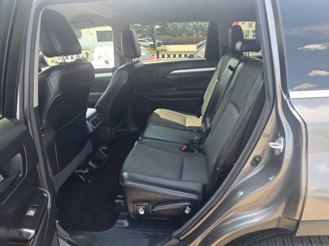 Used 2017 Toyota Highlander LE AWD/4WD image 23