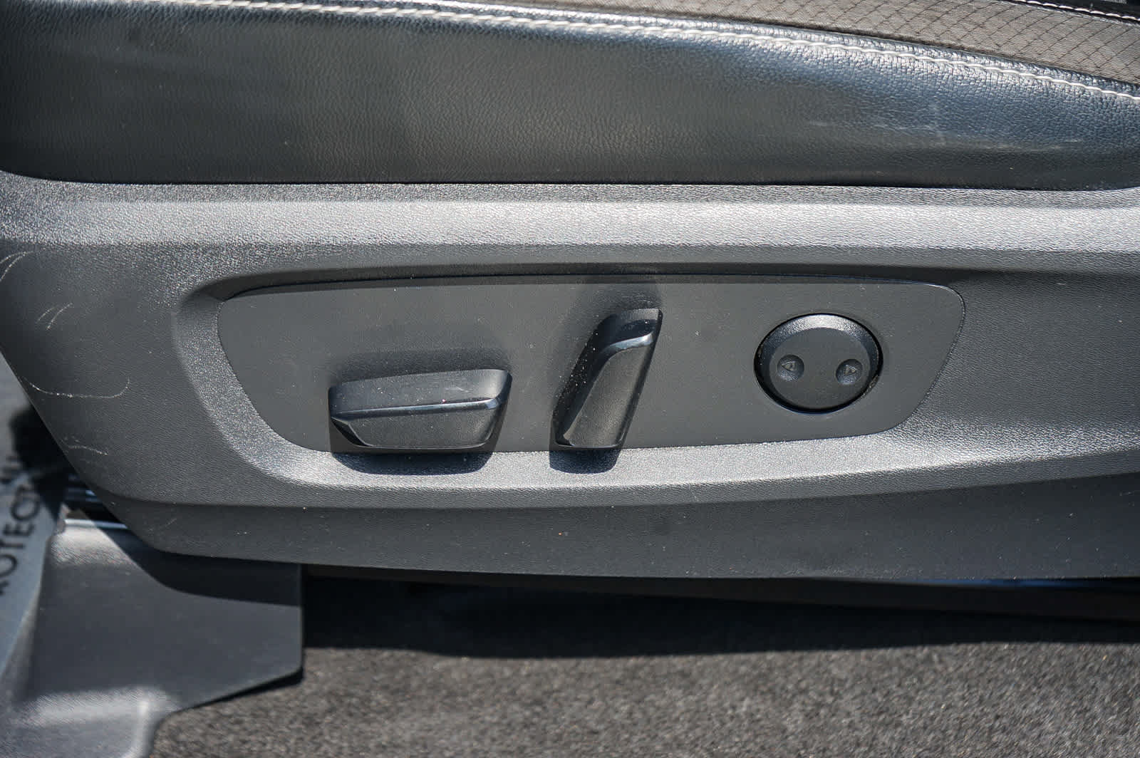 Used 2023 Nissan Pathfinder SL w/ Lighting Package (N92) FWD image 19