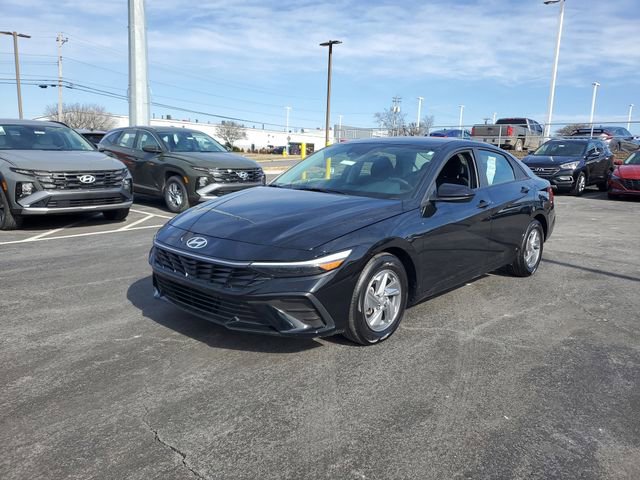 Used 2024 Hyundai Elantra SE image 2