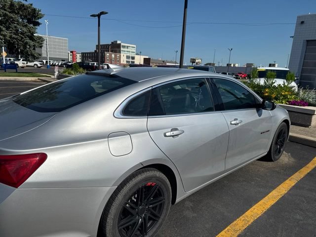 Used 2018 Chevrolet Malibu LT w/ Leather Package FWD image 4
