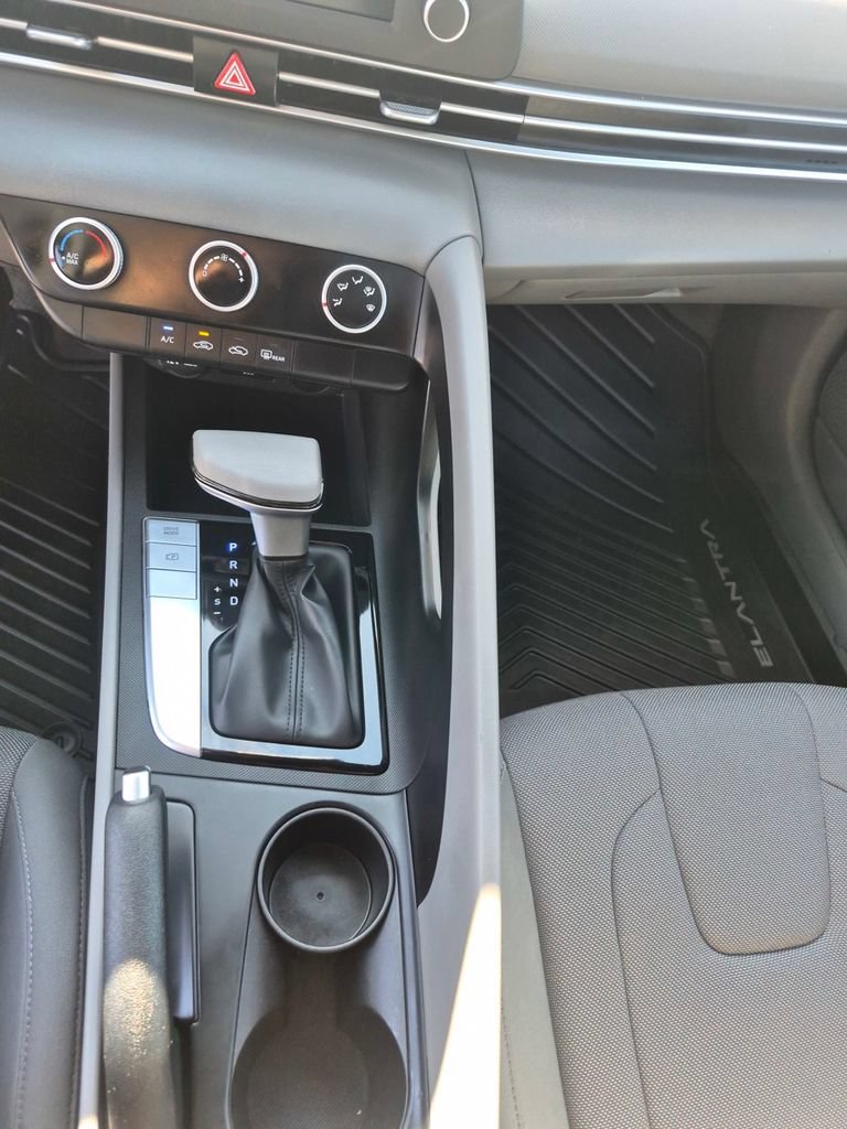 Certified 2026 Hyundai Elantra SE FWD image 19