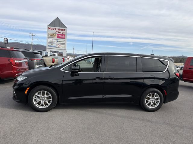 Used 2024 Chrysler Pacifica Touring-L image 10