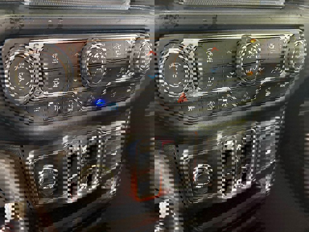 Used 2022 Jeep Wrangler Unlimited Sahara image 32