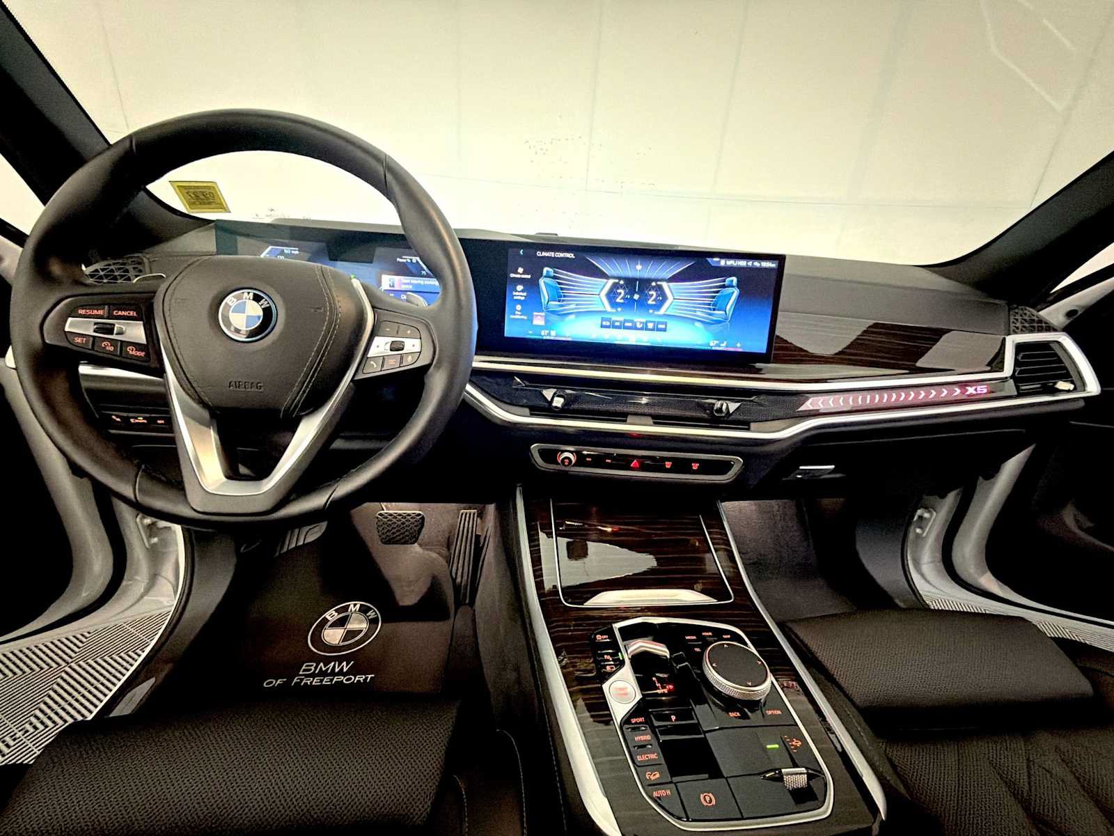 Used 2024 BMW X5 xDrive50e w/ Parking Assistance Package AWD/4WD image 17