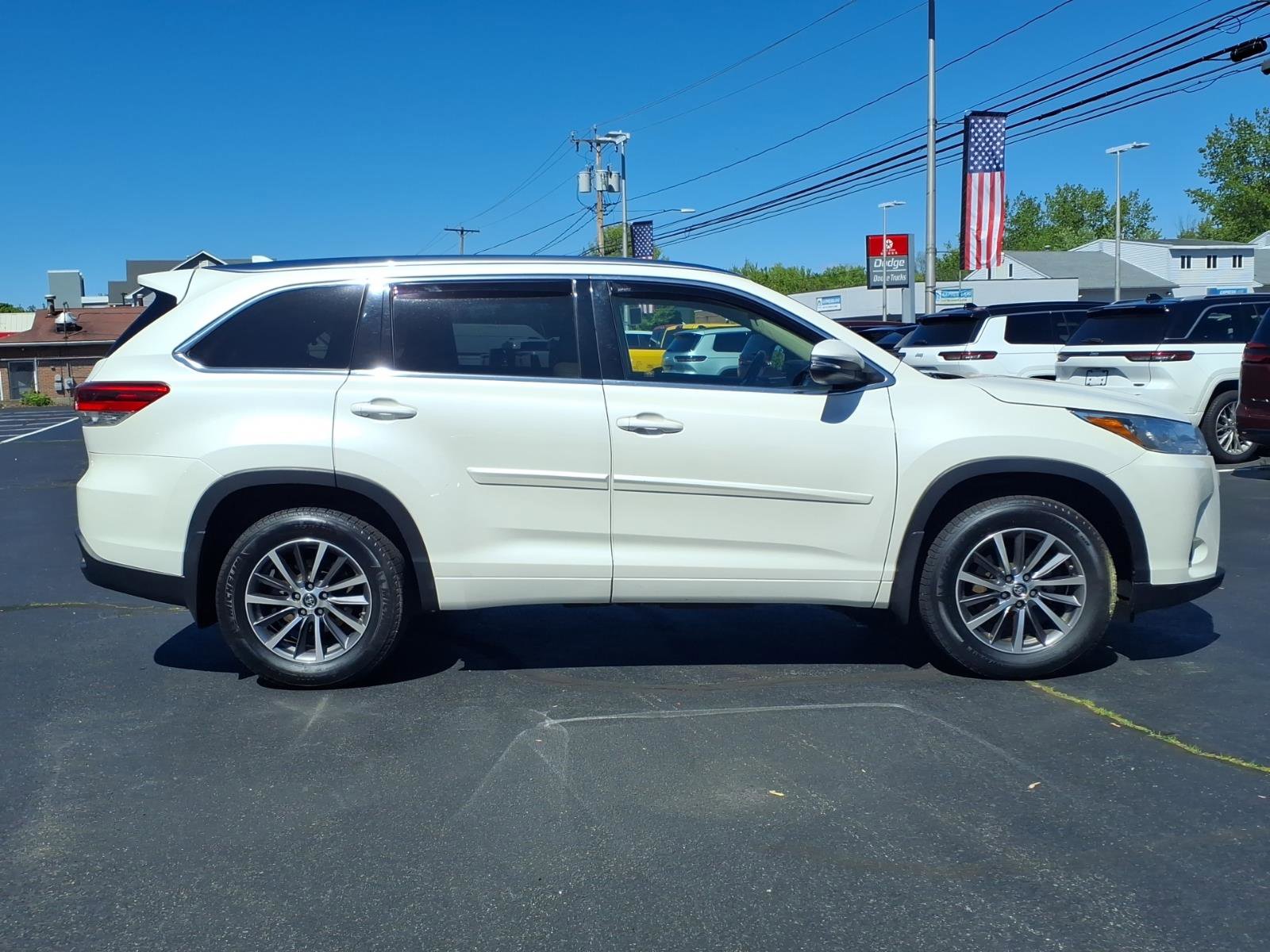 Used 2018 Toyota Highlander XLE AWD/4WD image 9