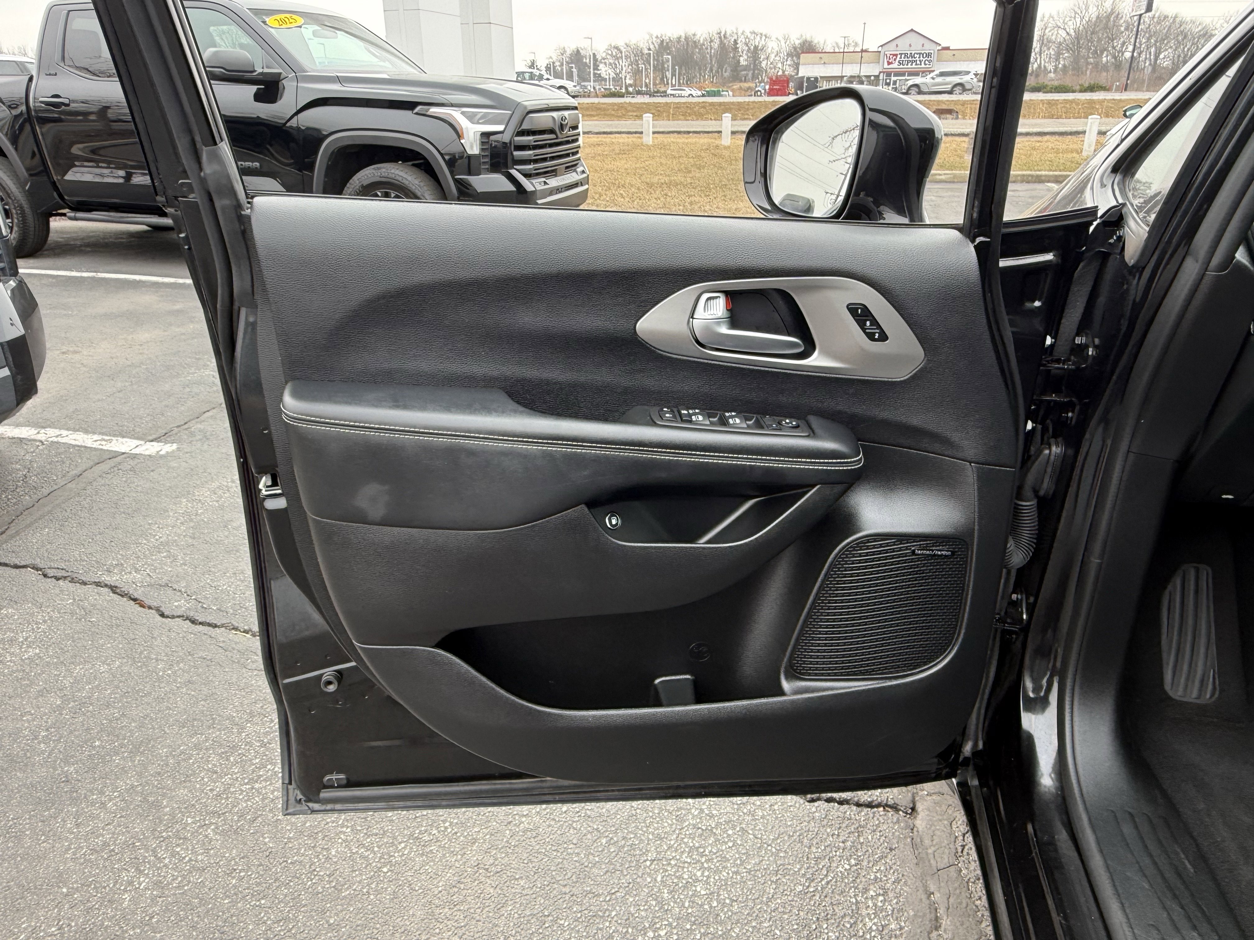 Used 2022 Chrysler Pacifica Limited w/ S Appearance Package image 21