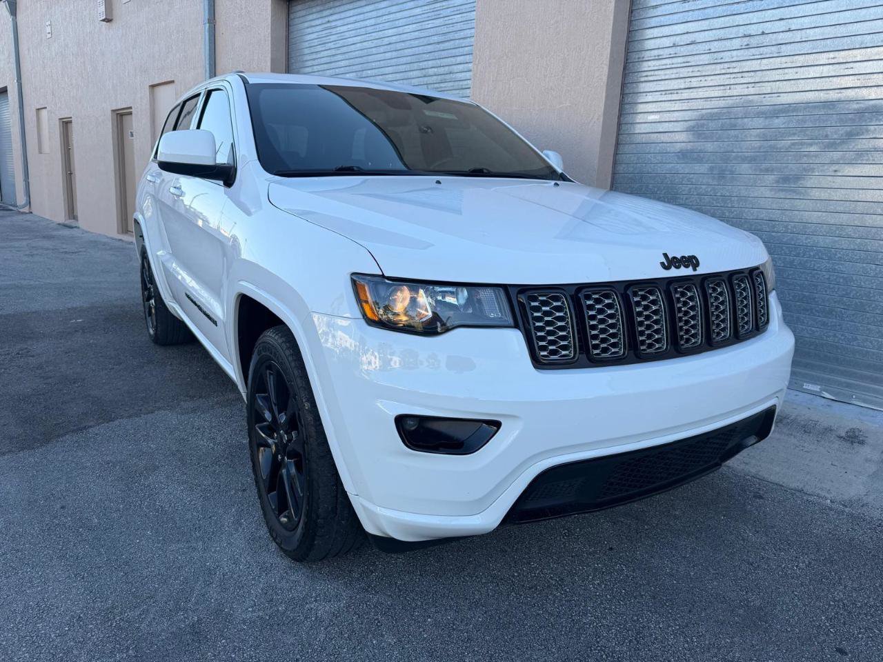 Used 2019 Jeep Grand Cherokee Laredo RWD image 4