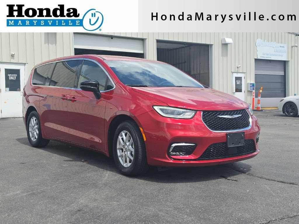 Used 2025 Chrysler Pacifica Select