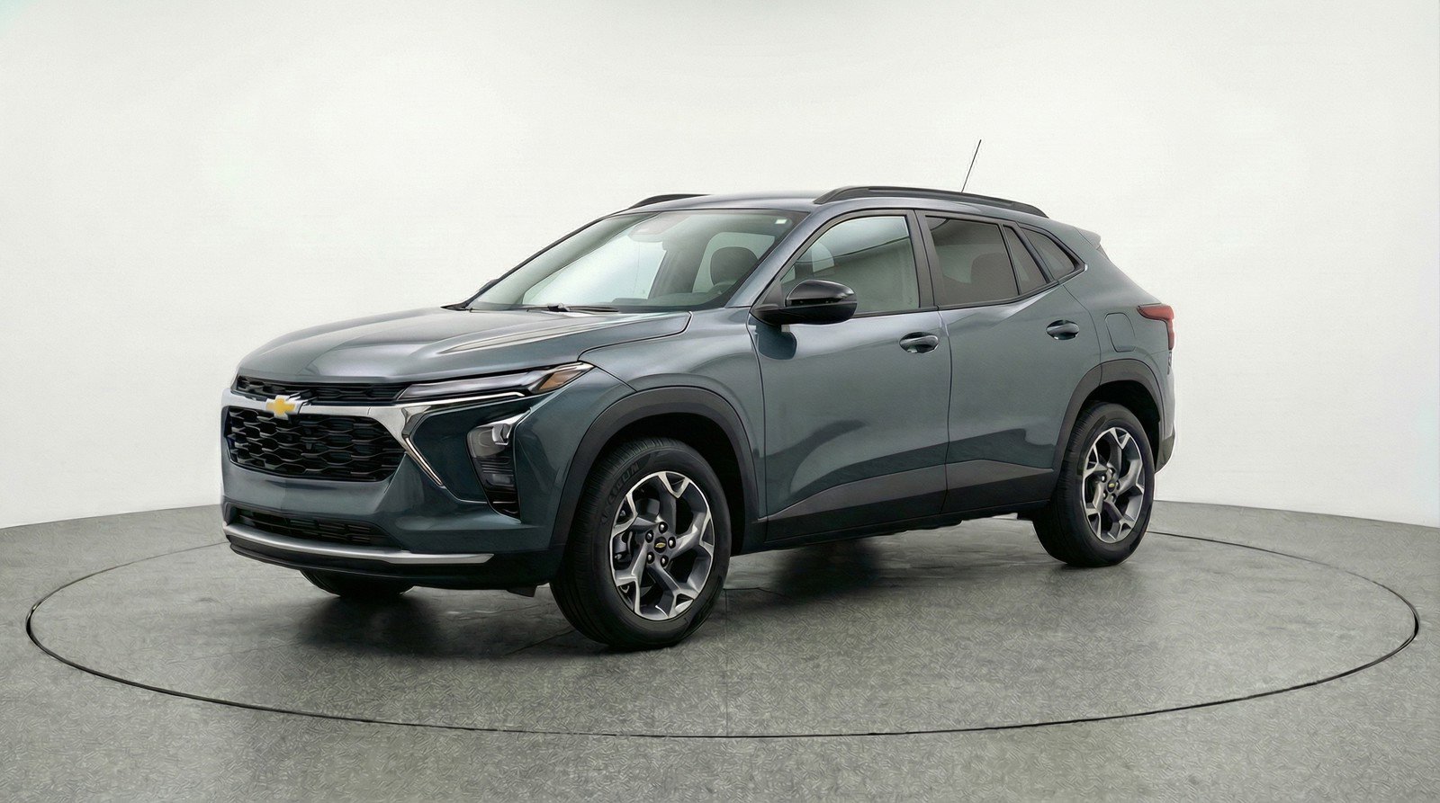 Used 2025 Chevrolet Trax LT FWD image 3