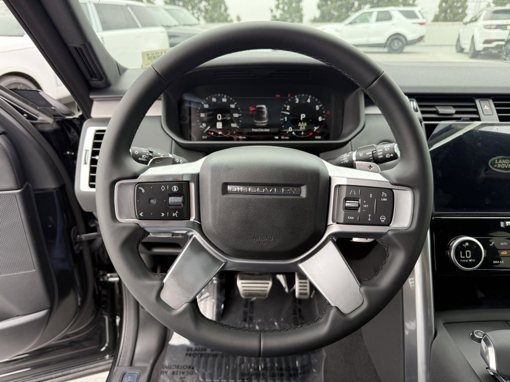 New 2025 Land Rover Discovery Dynamic SE image 16