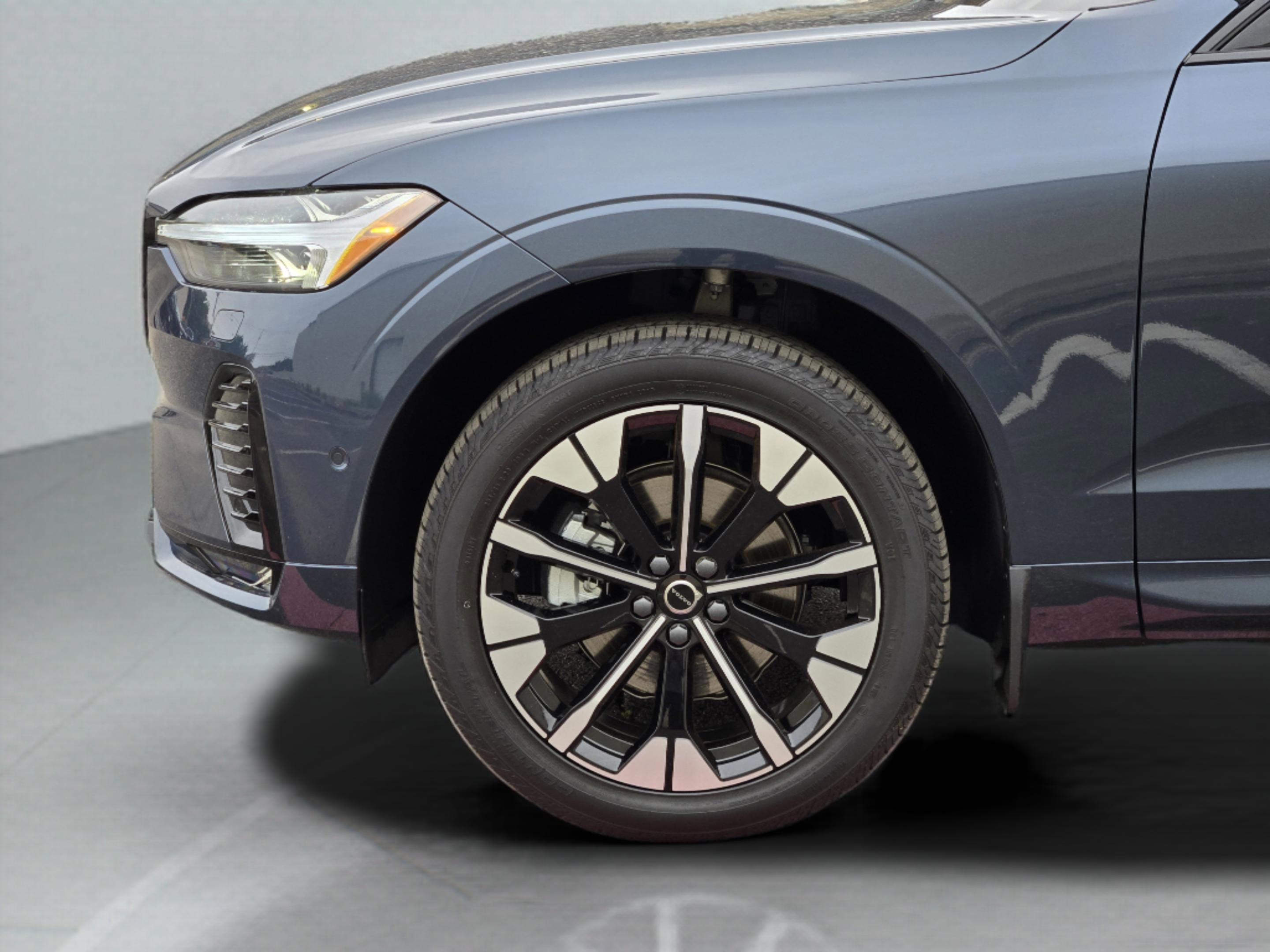 New 2026 Volvo XC60 B5 Plus w/ Protection Package Premier AWD/4WD image 28