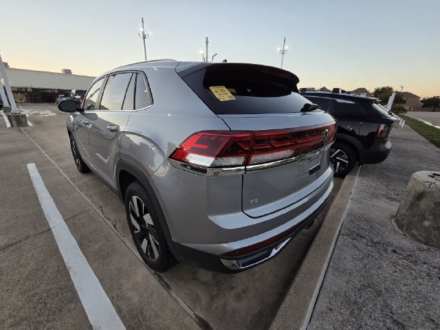 Used 2024 Volkswagen Atlas Cross Sport SE w/ Panoramic Sunroof Package FWD image 4