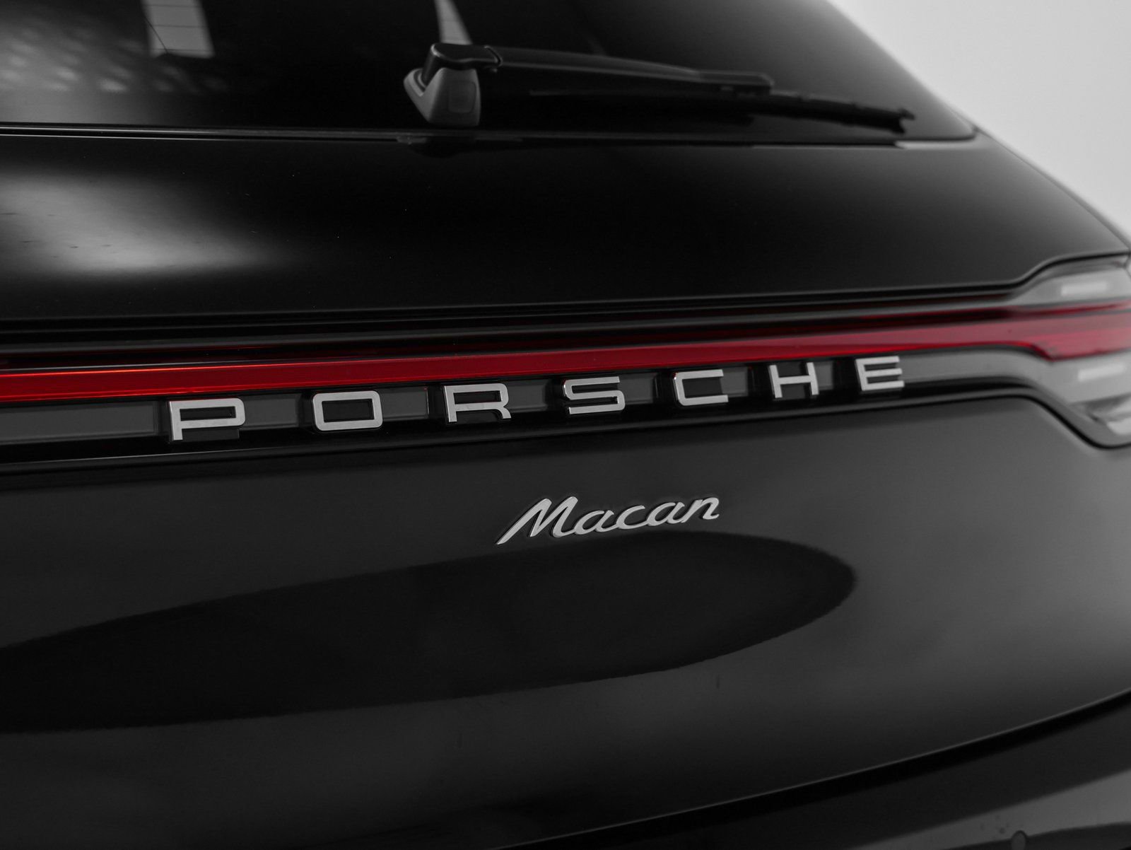 Certified 2026 Porsche Macan AWD/4WD image 16