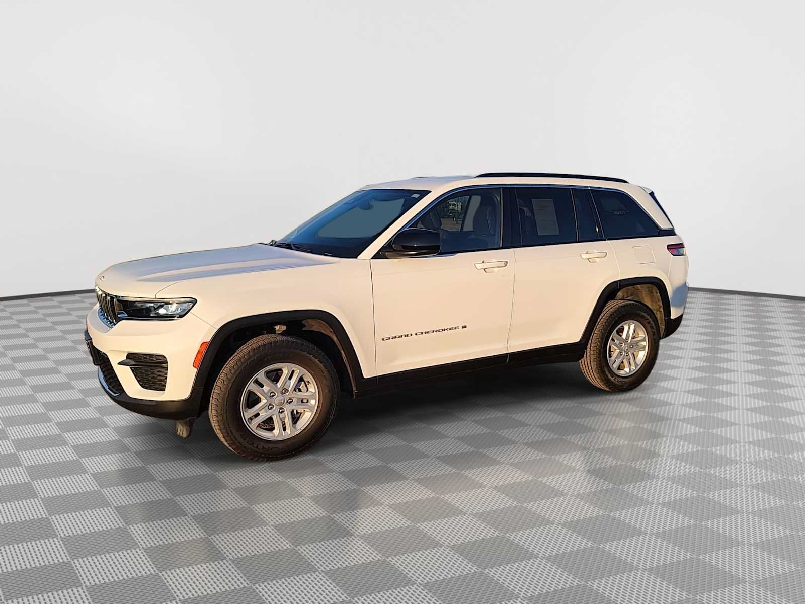 Used 2024 Jeep Grand Cherokee Laredo AWD/4WD image 4