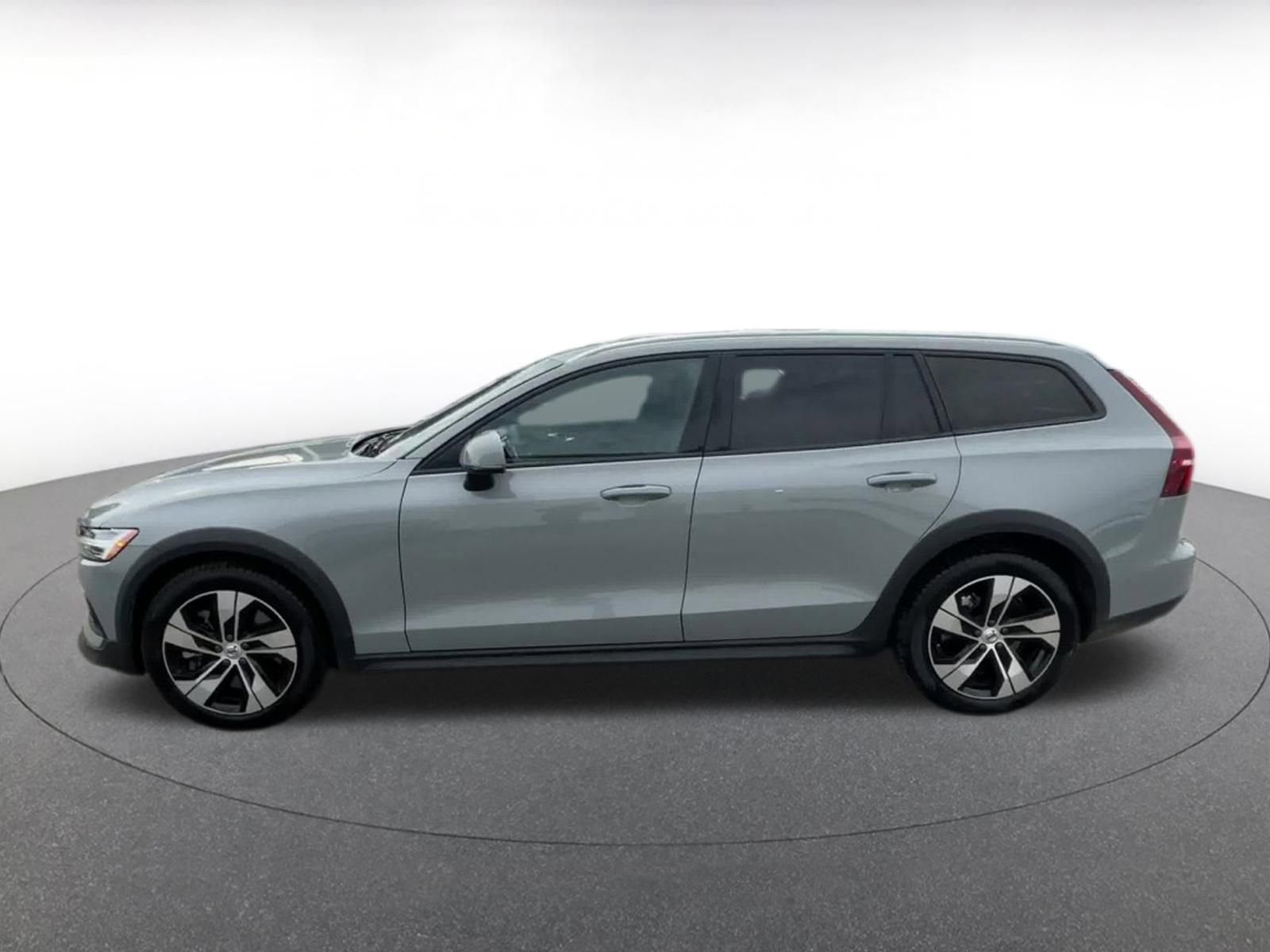 Used 2025 Volvo V60 B5 Cross Country Plus image 9