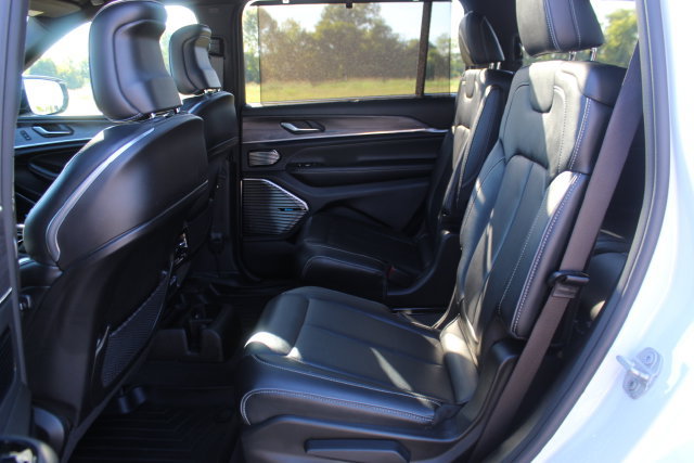 Used 2021 Jeep Grand Cherokee L Overland w/ Luxury Tech Group IV AWD/4WD image 28