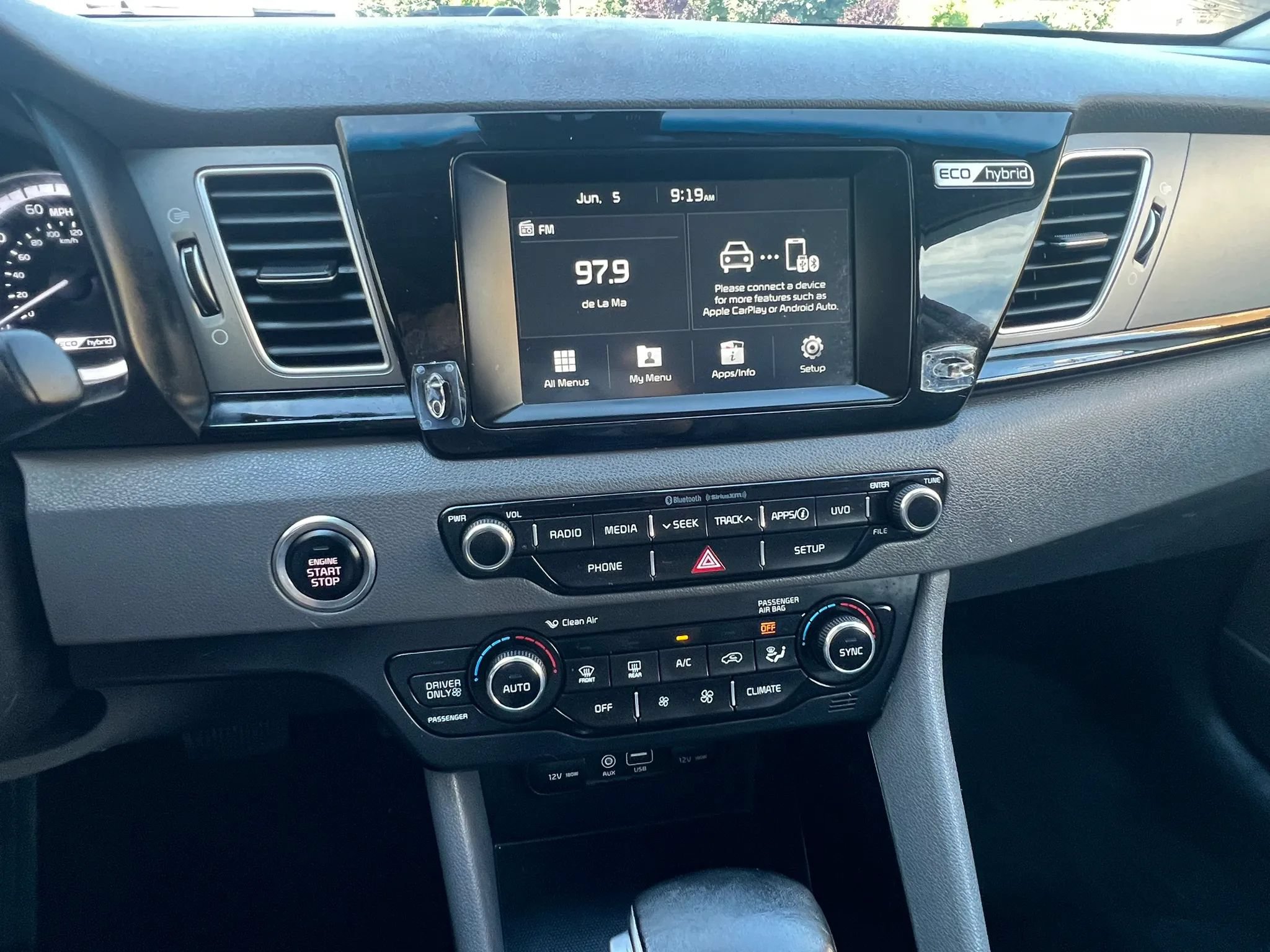 Used 2017 Kia Niro EX FWD image 22
