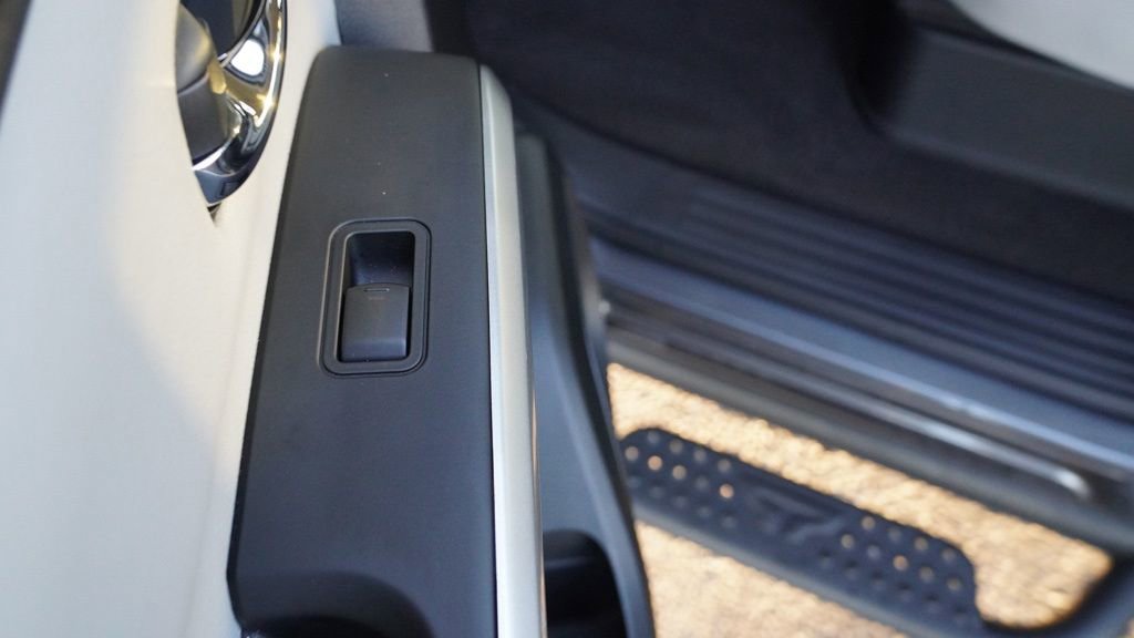 Used 2024 Nissan Titan SV w/ SV Convenience Package image 17