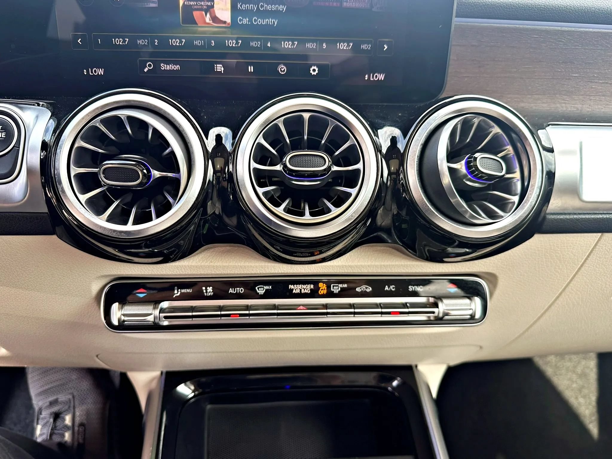 Used 2023 Mercedes-Benz GLB 250 4MATIC w/ Premium Package image 12