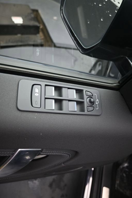 Used 2025 Land Rover Discovery Sport Dynamic SE image 19