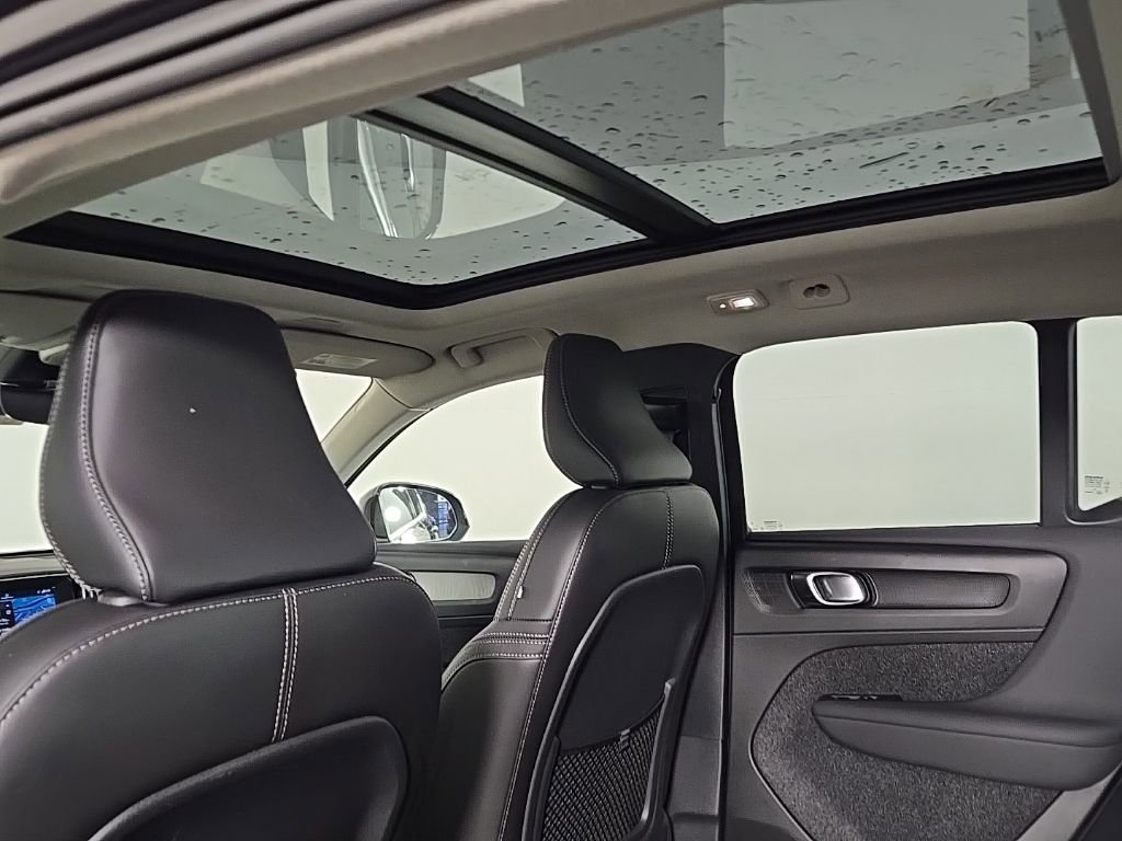 Certified 2024 Volvo XC40 B5 Ultimate w/ Climate Package image 16