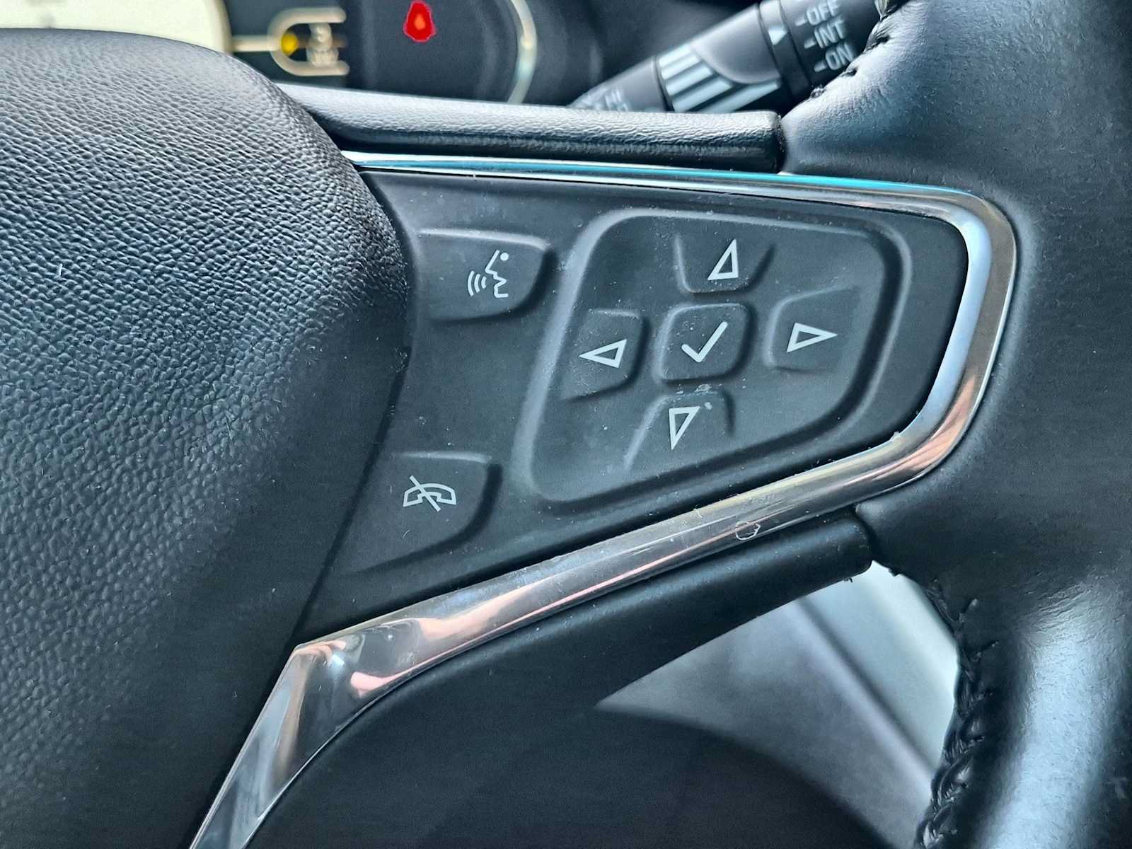 Used 2020 Chevrolet Bolt Premier w/ Infotainment Package FWD image 23
