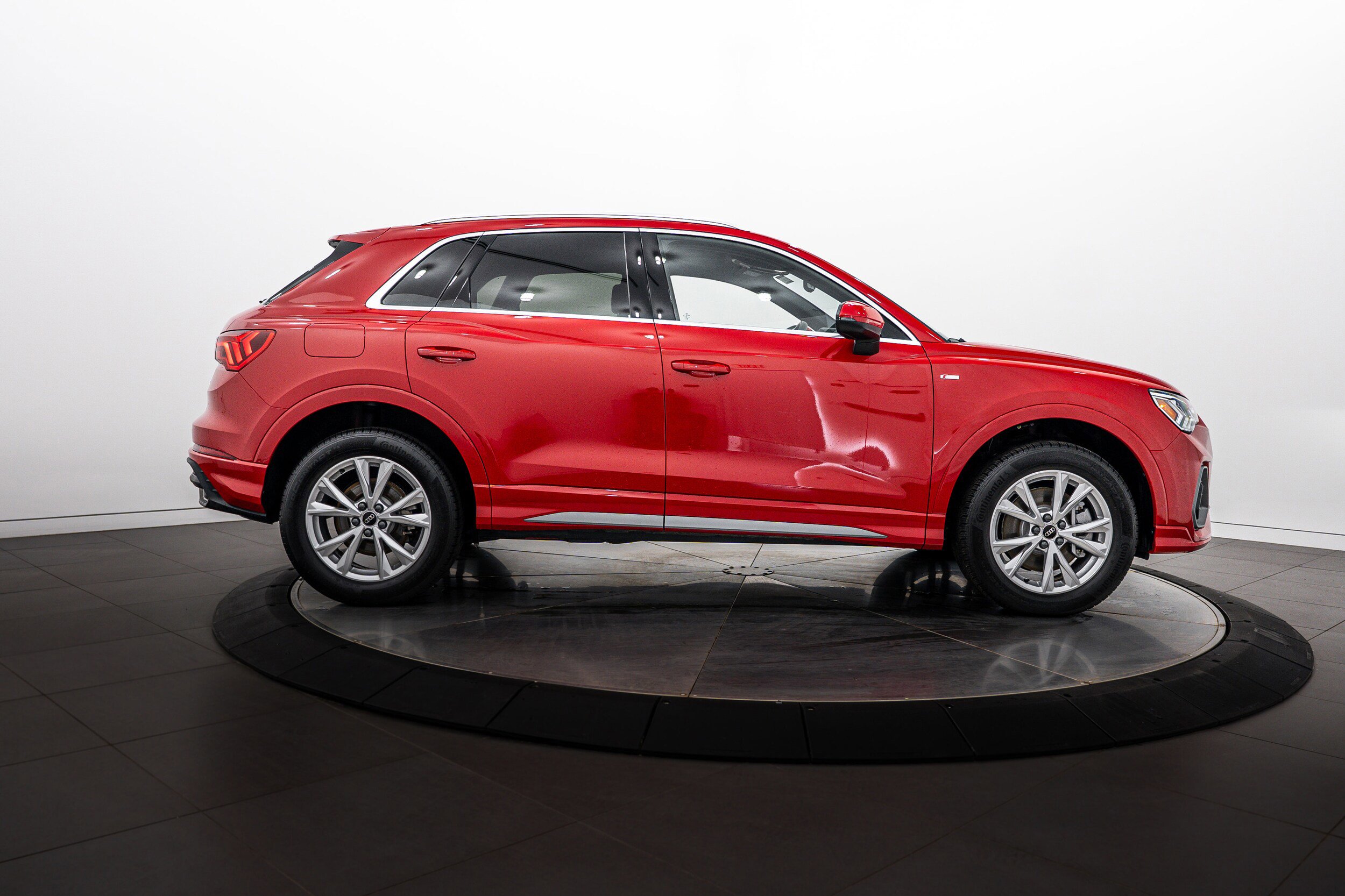 Used 2025 Audi Q3 2.0T Premium Plus w/ Premium Plus Package AWD/4WD image 3
