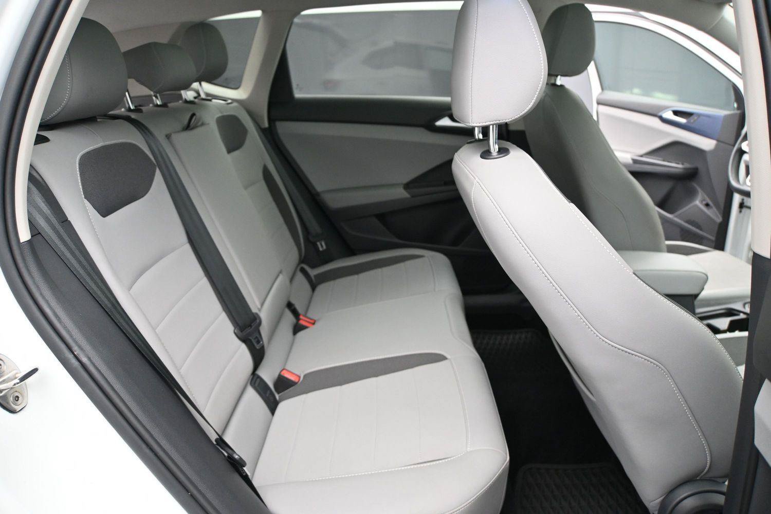 Certified 2022 Volkswagen Taos SE w/ Panoramic Sunroof Package FWD image 17