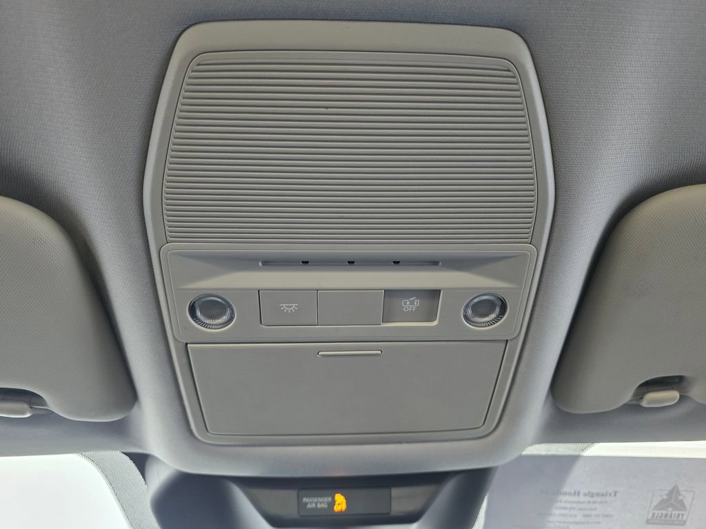 Used 2025 Nissan Kicks SR FWD image 34
