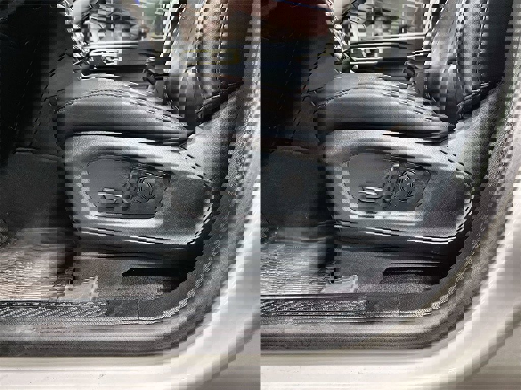 Used 2022 Ford Explorer XLT w/ Equipment Group 202A image 12