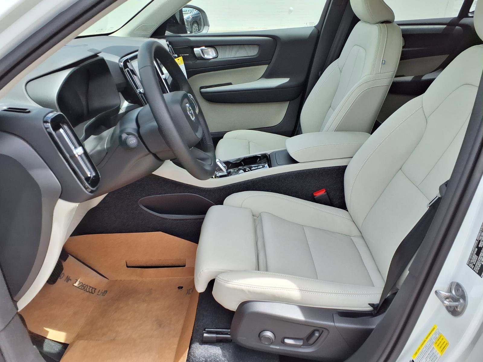 New 2026 Volvo XC40 B5 Ultra w/ Protection Package Premier AWD/4WD image 13