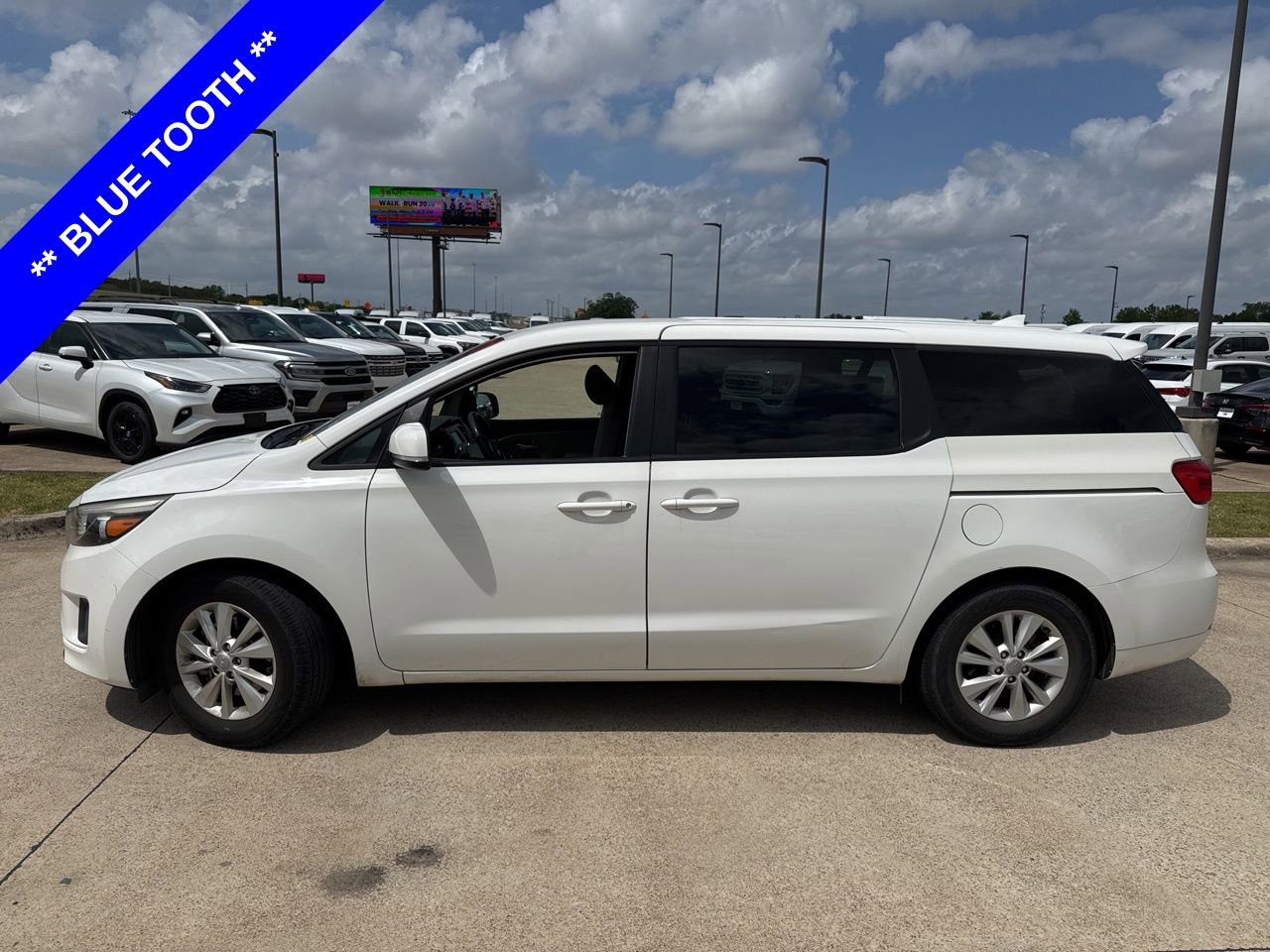 Used 2018 Kia Sedona LX image 3