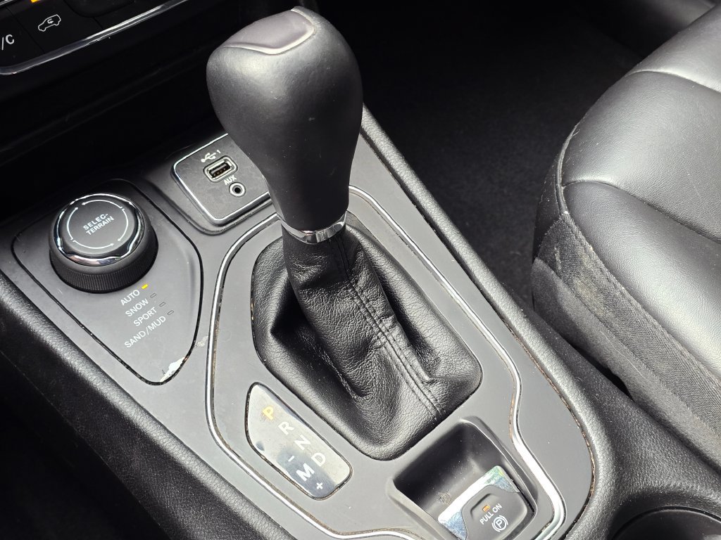 Used 2019 Jeep Cherokee Latitude Plus w/ Cold Weather Group AWD/4WD image 36