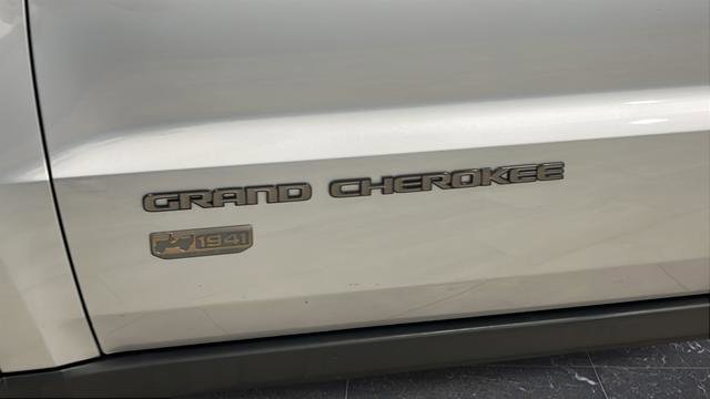 Used 2016 Jeep Grand Cherokee Laredo 75th Anniversary image 38