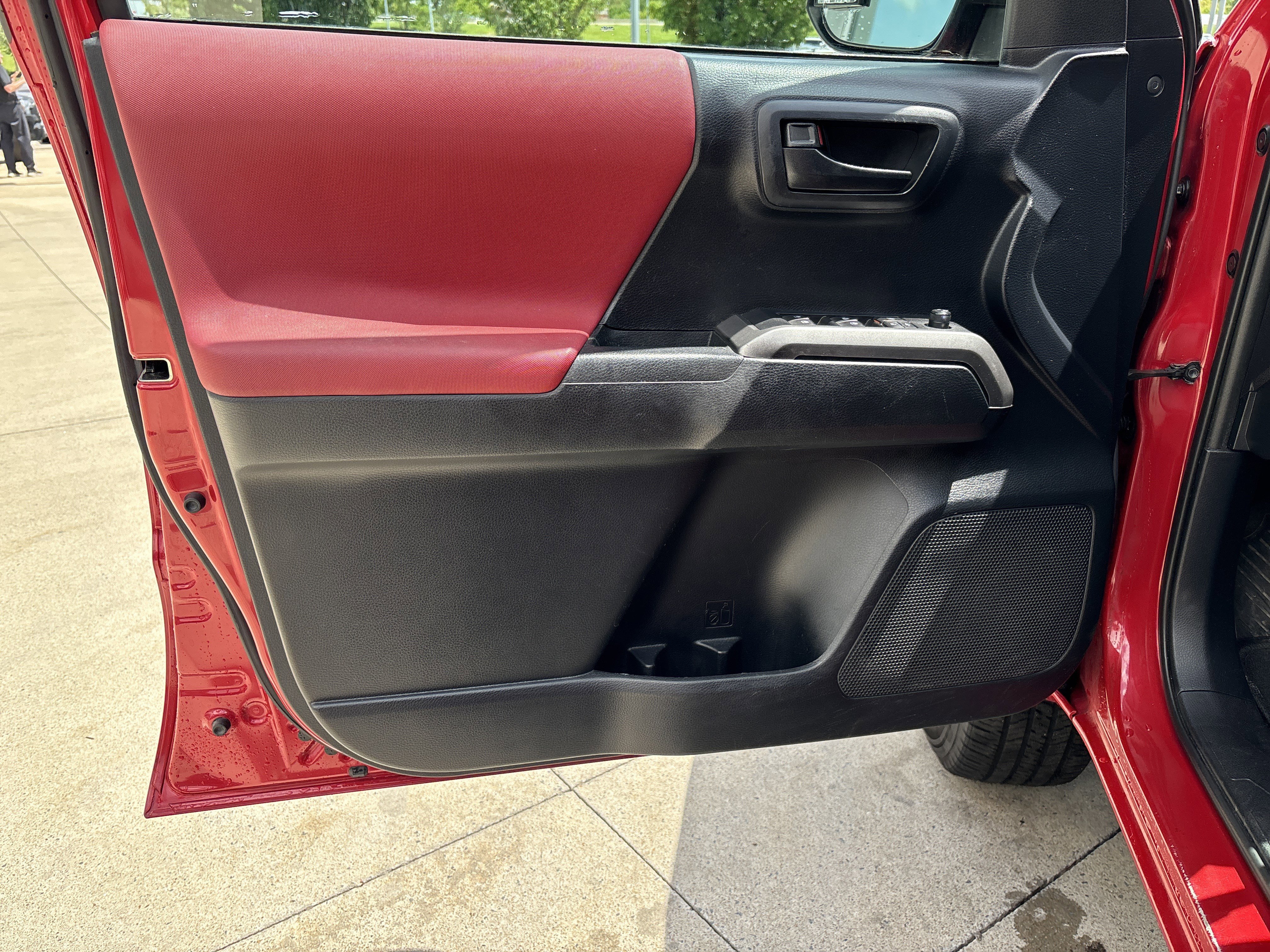 Used 2019 Toyota Tacoma SR5 AWD/4WD image 13