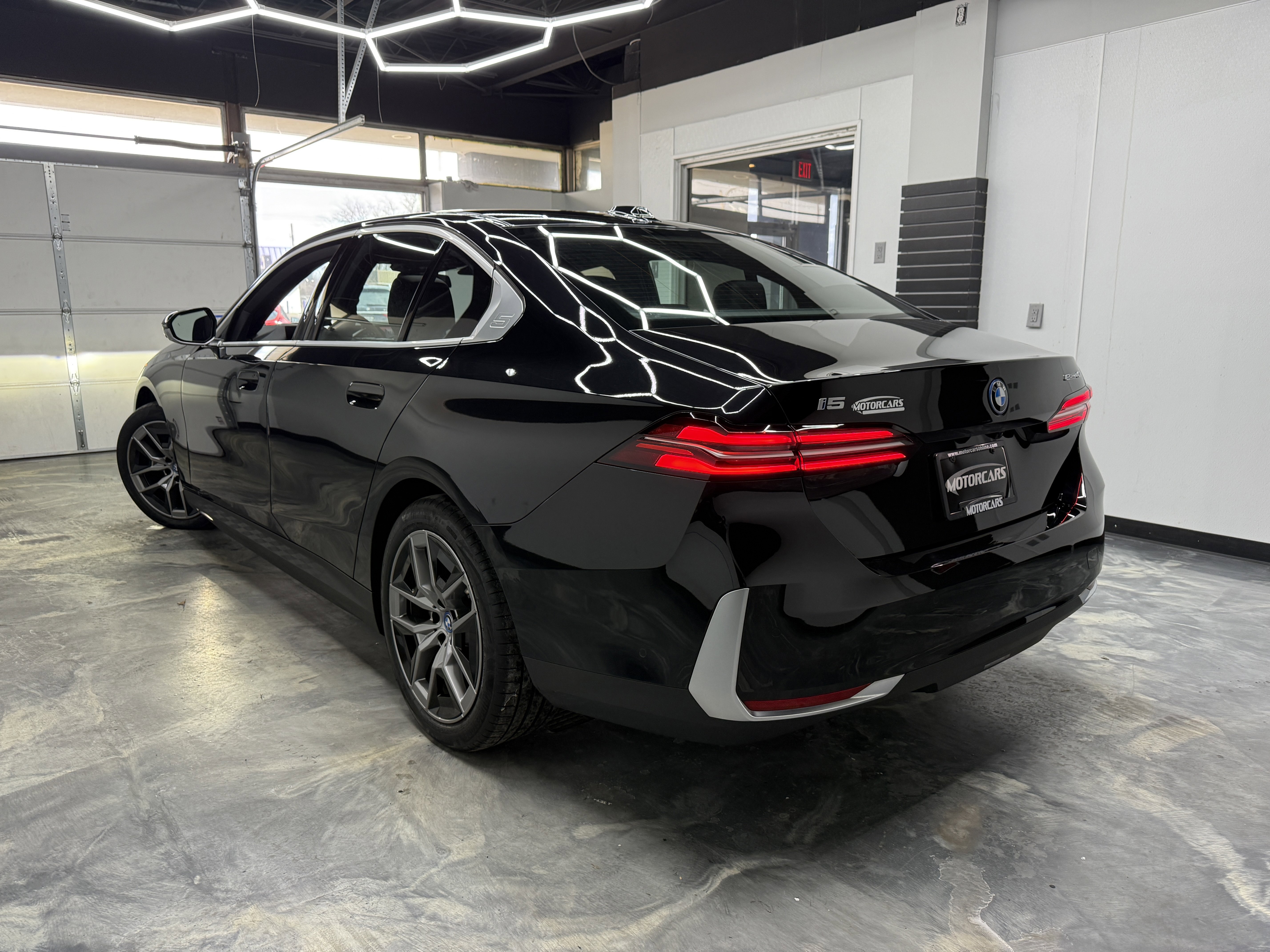 Used 2024 BMW i5 eDrive40i w/ M Sport Package image 3