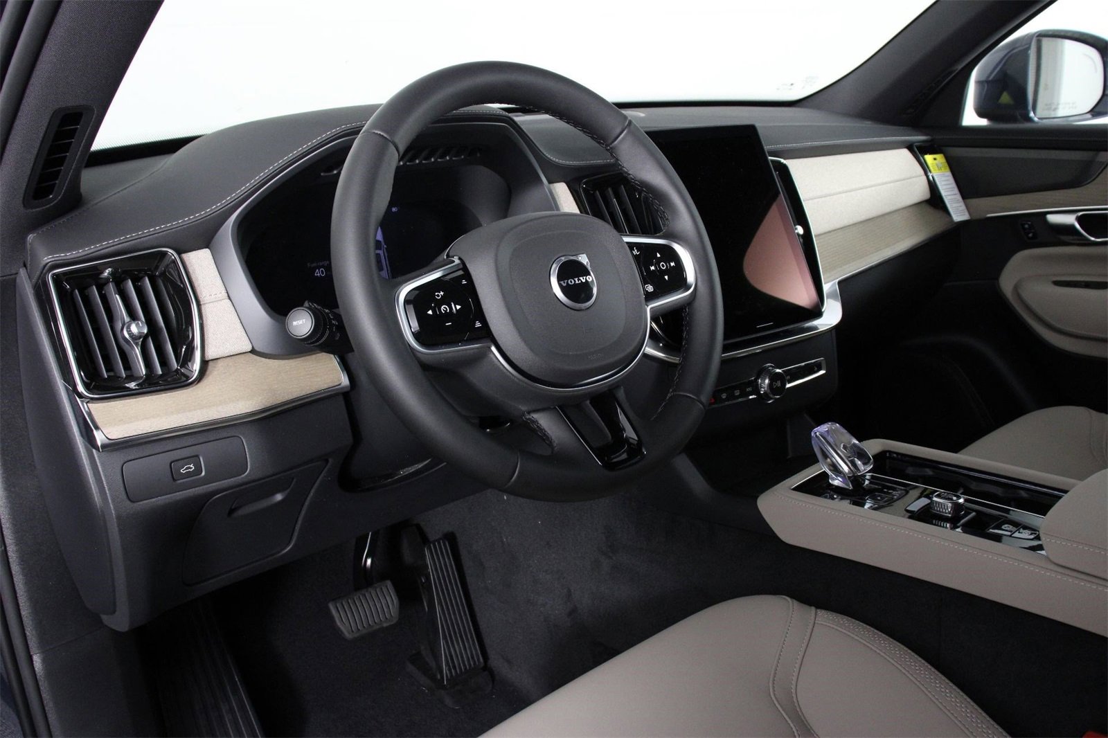 New 2026 Volvo XC90 B6 Plus w/ Protection Package Premier image 8