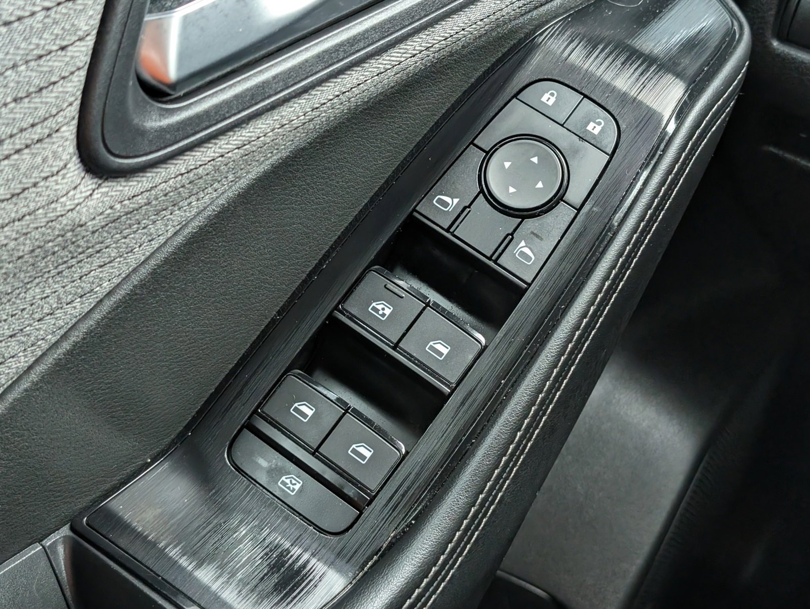 Used 2023 Nissan Rogue SV image 25