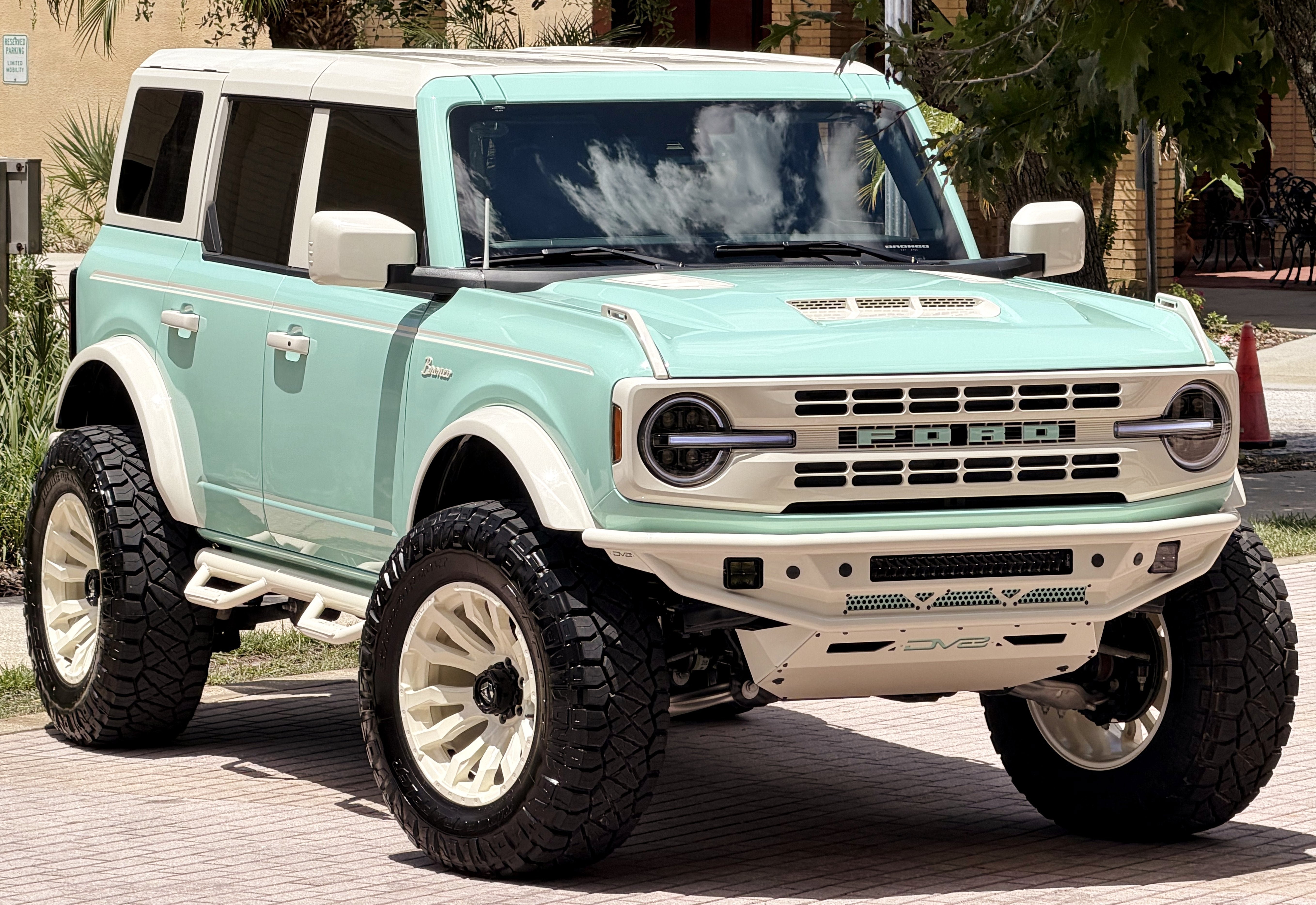 Used 2025 Ford Bronco Outer Banks AWD/4WD image 3