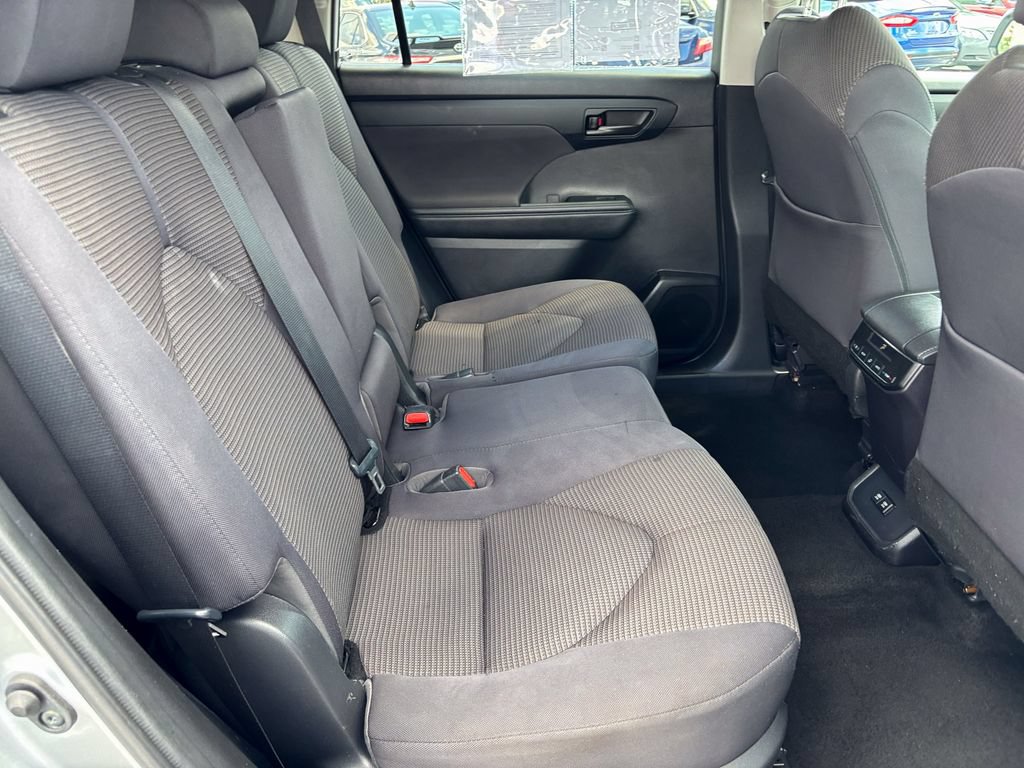 Used 2021 Toyota Highlander LE AWD/4WD image 39