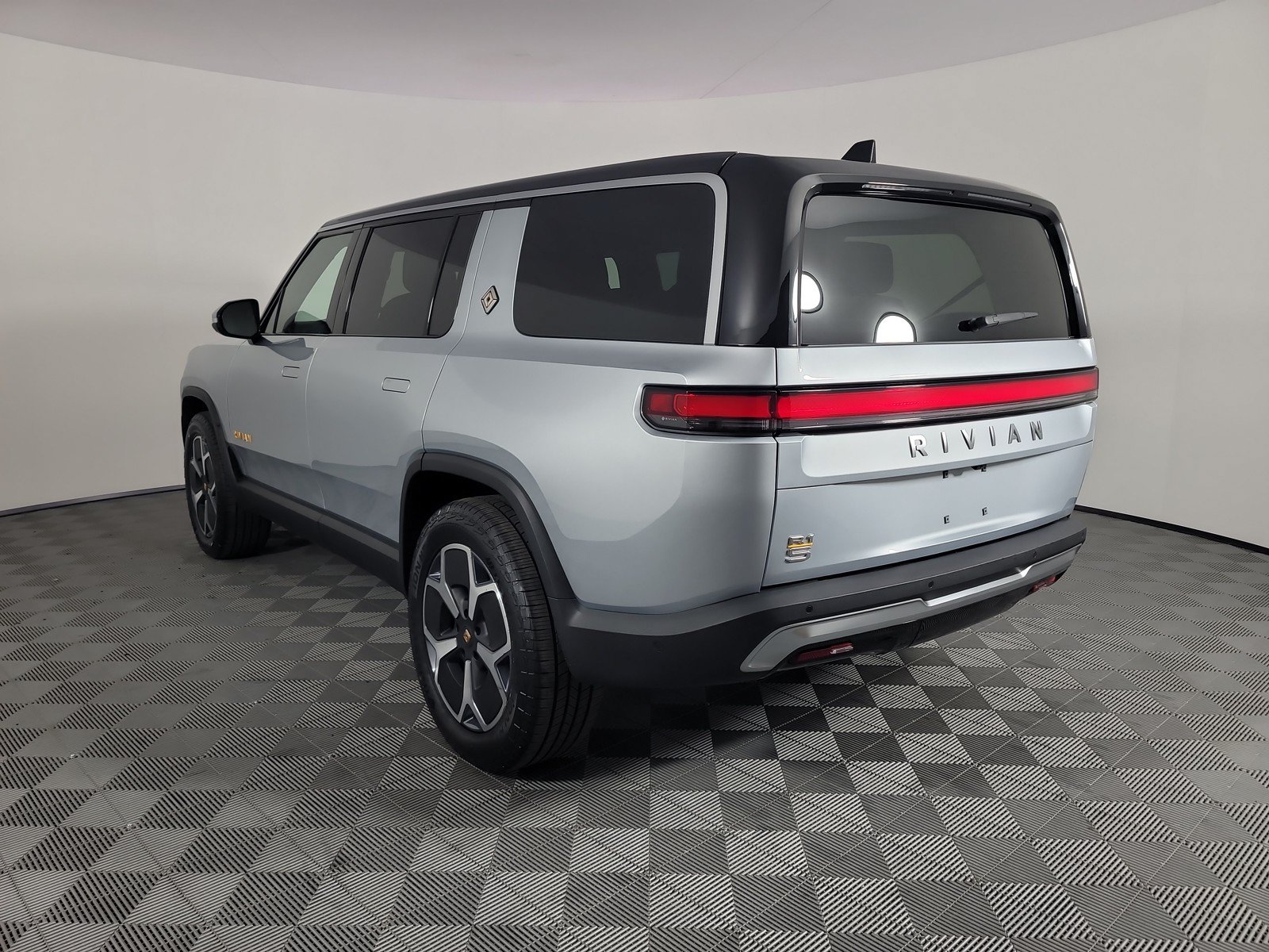 Used 2024 Rivian R1S Adventure AWD/4WD image 3