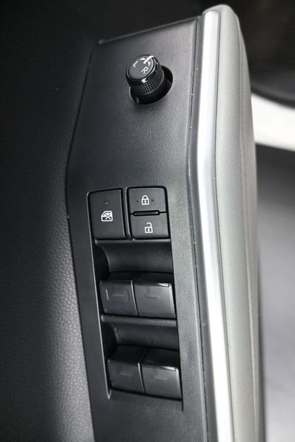 Used 2023 Toyota Highlander LE image 12