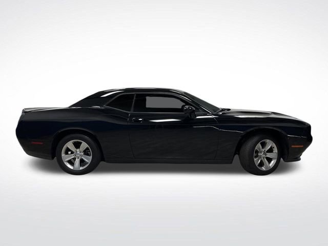 Used 2021 Dodge Challenger SXT image 2