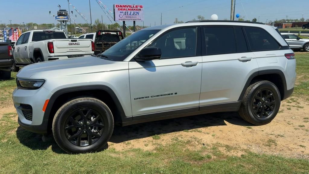 Used 2025 Jeep Grand Cherokee Altitude AWD/4WD image 3