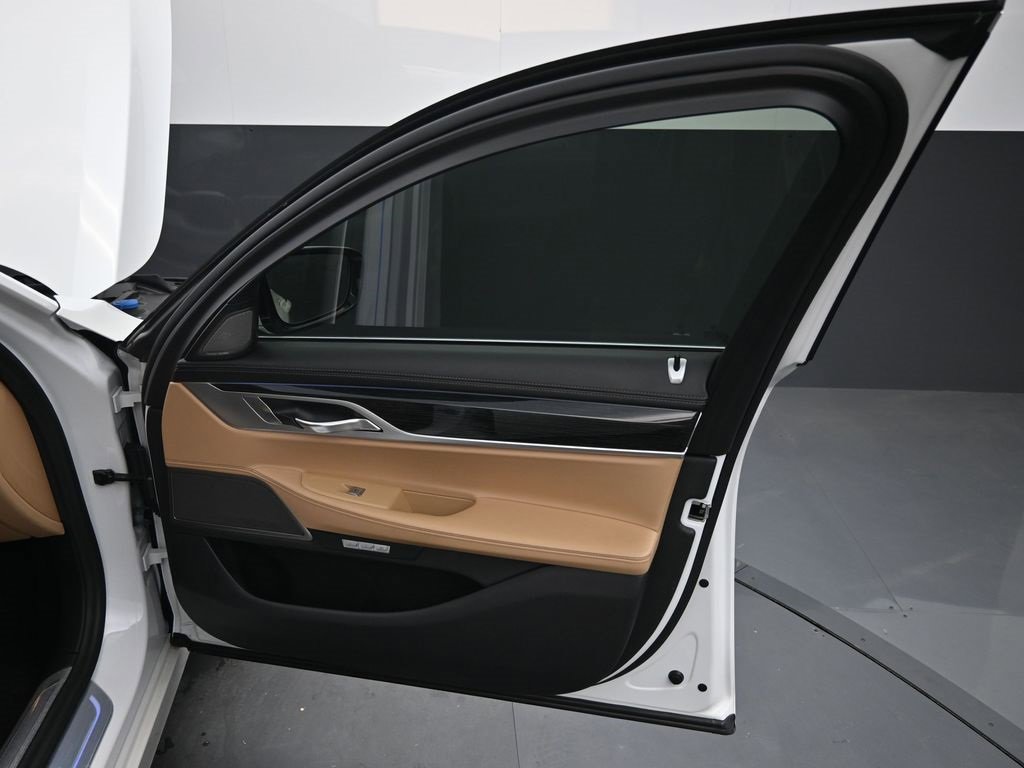 Used 2018 BMW 740e xDrive image 19