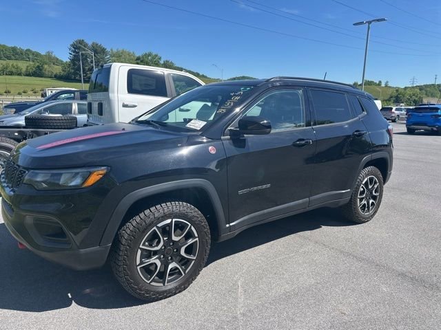 Used 2025 Jeep Compass Trailhawk w/ Trailer Tow Group AWD/4WD image 2